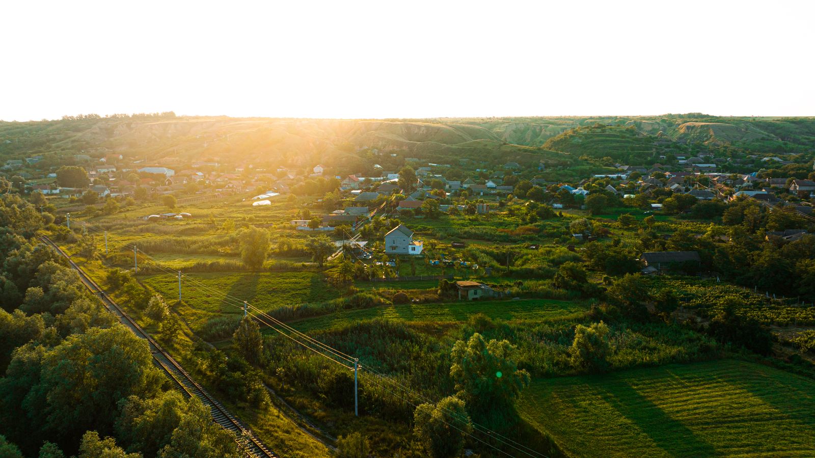 Sat din Lunca Prutului văzut de sus, la apus, cu grădini și livezi